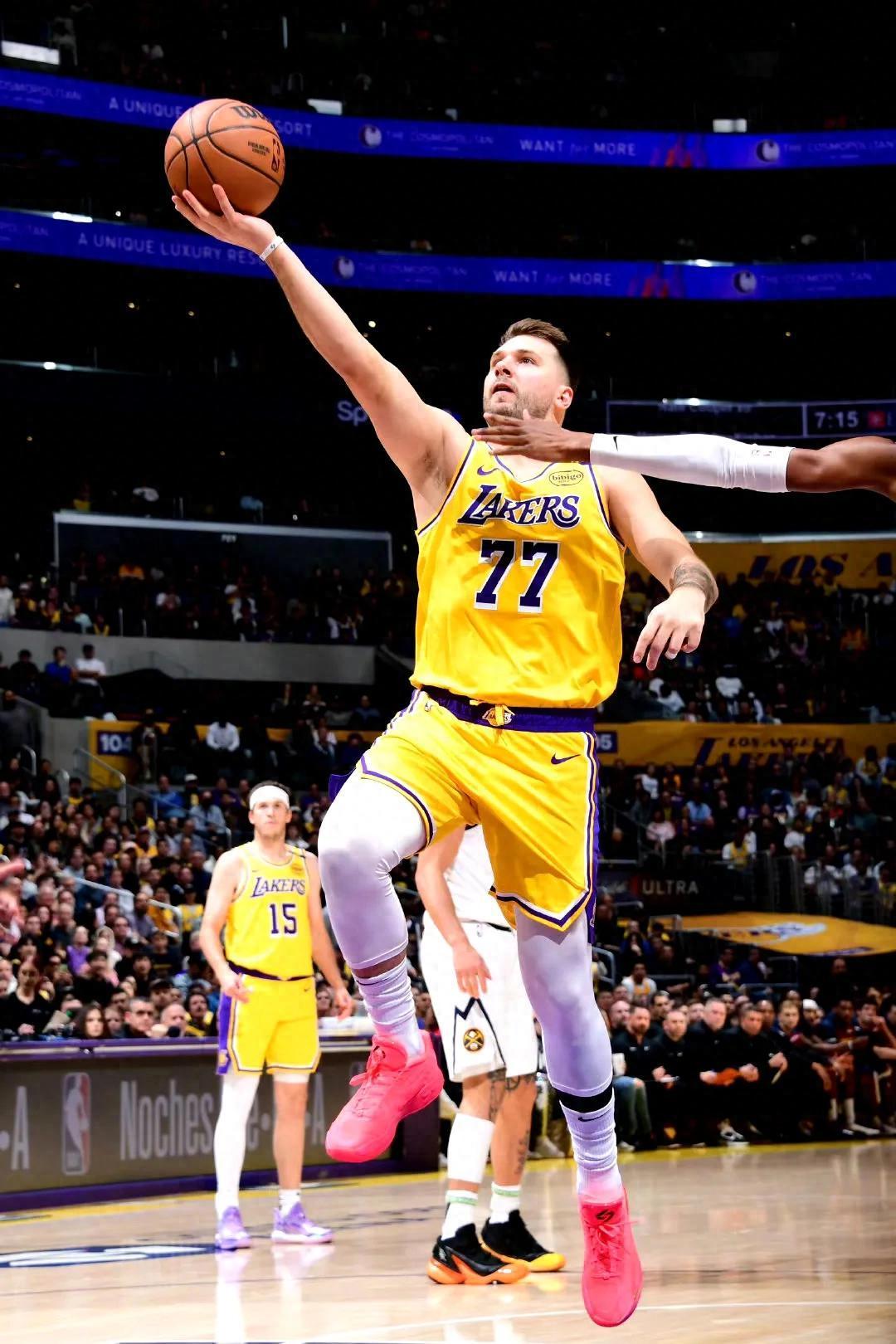 开云体育-凯恩在湖人比赛中大比分获胜,重返赛场引发热议!全场沸腾不已-开云体育