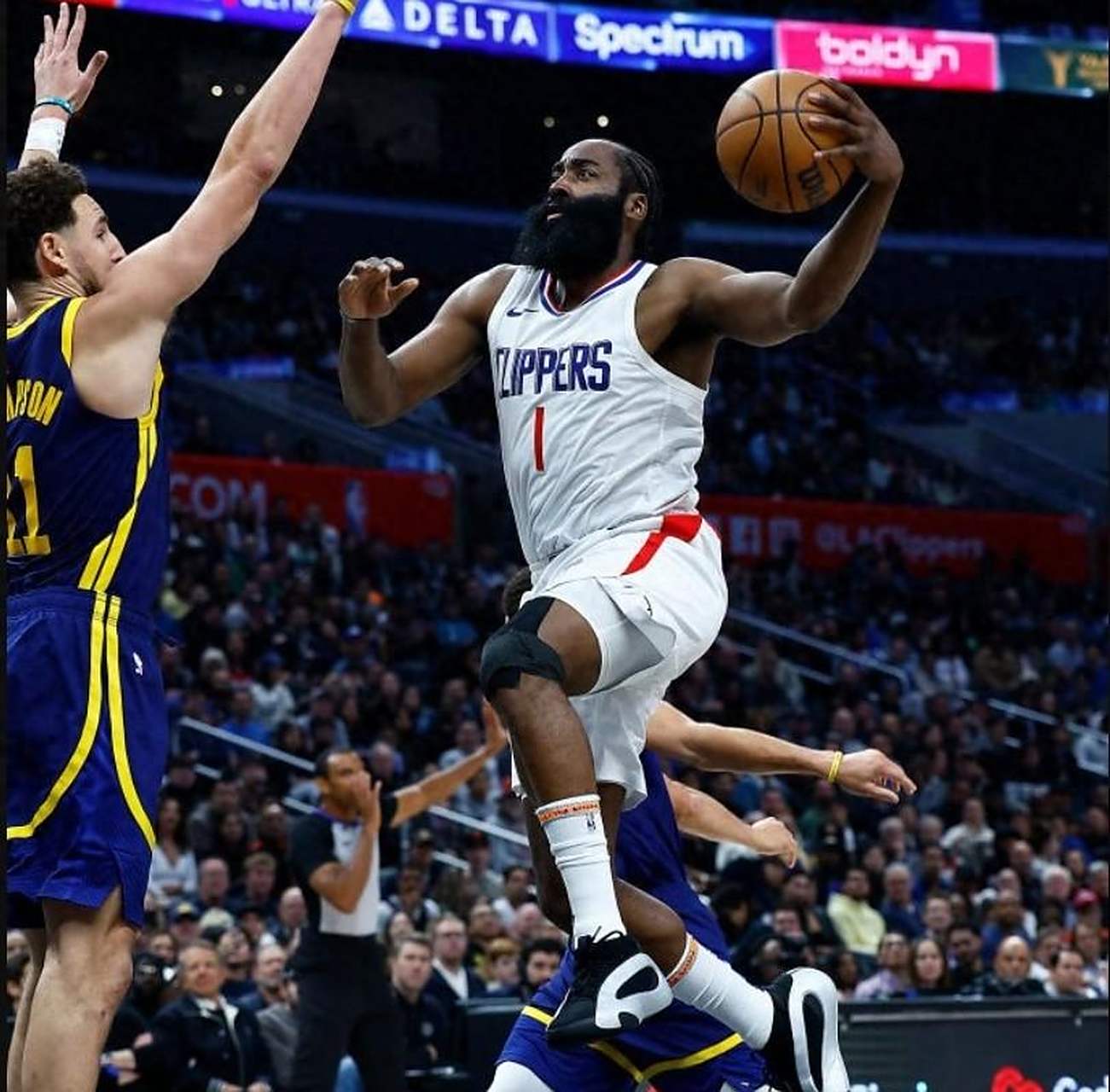 开云体育-今晚洛杉矶快船再遭质疑——NBA常规赛节点到来，球迷炸锅，高层口径保持一致的简单介绍-开云体育